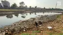 Warga memancing di sekitar Kanal Banjir Barat (KBB) yang mengalami kekeringan di kawasan Tanah Abang, Jakarta, Jumat (12/7/2019). Musim kemarau yang terjadi di Ibu Kota menyebabkan debit air di KBB berkurang sehingga menimbulkan keretakan tanah di sekitarnya. (Liputan6.com/Immanuel Antonius)