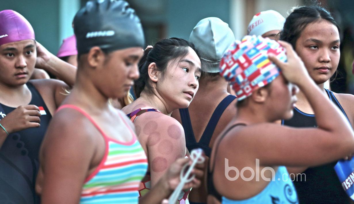 Para atlet Polo Air Putri tengah bersiap untuk mengikuti seleksi Nasional di GOR Pertamina Simprug, Jakarta Selatan, Kamis (19/1/2017). (Bola.com/Nicklas Hanoatubun)