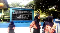 Pihak Sekolah di SMPN 2 Bengkulu memulangkan murid lebih cepat dan pergi ke rumah duka korban salah tembak di Bengkulu (Liputan6.com/Yuliardi Hardjo)