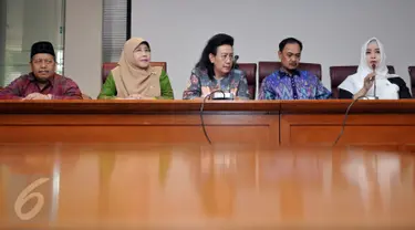 (ki-ka) Anggota DPD Saeli Karim , Eni khaerani  bersama Wakil Ketua DPD RI GKR Hemas, Ketua Komite III DPD Hardi Selamat Hood, dan Wakil Ketua Komite III Fahira Idris saat jumpa pers di Jakarta, (23/5). (Liputan6.com/Johan Tallo)