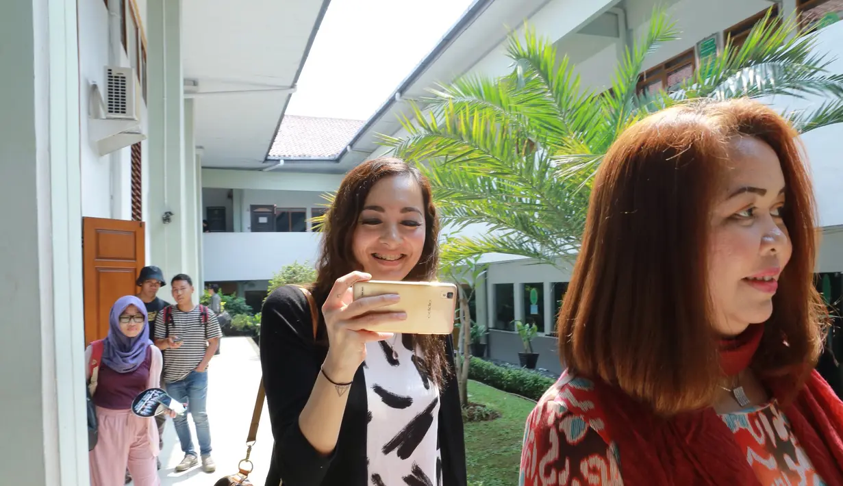 "Saya mau meluruskan tentang kabar saya meninggalkan rumah. Saya diusir dari rumah, disuruh pergi sama dia. Dia nulis di persidangan saya meninggalkan rumah dan anak-anak," ungkap Dewi, di PN, Kamis (4/8/2016). (Galih W. Satria/Bintang.com)