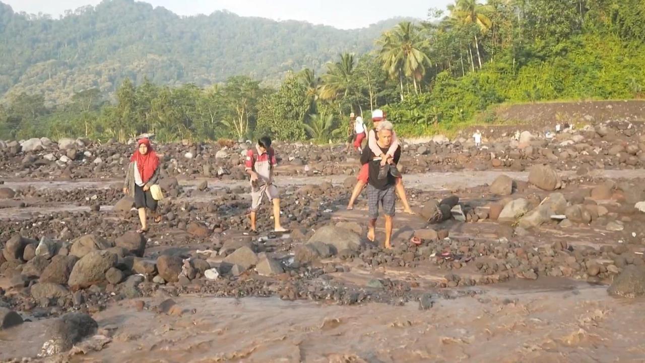 Menenteng Sepatu, Anak-Anak Lawan Derasnya Lahar Dingin Semeru Demi Belajar