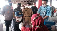 Jubir Presiden Mochamad Fadjroel Rachman meninjau vaksinasi bag pelajar di Kabupaten Gowa (Liputan6.com/Istimewa)