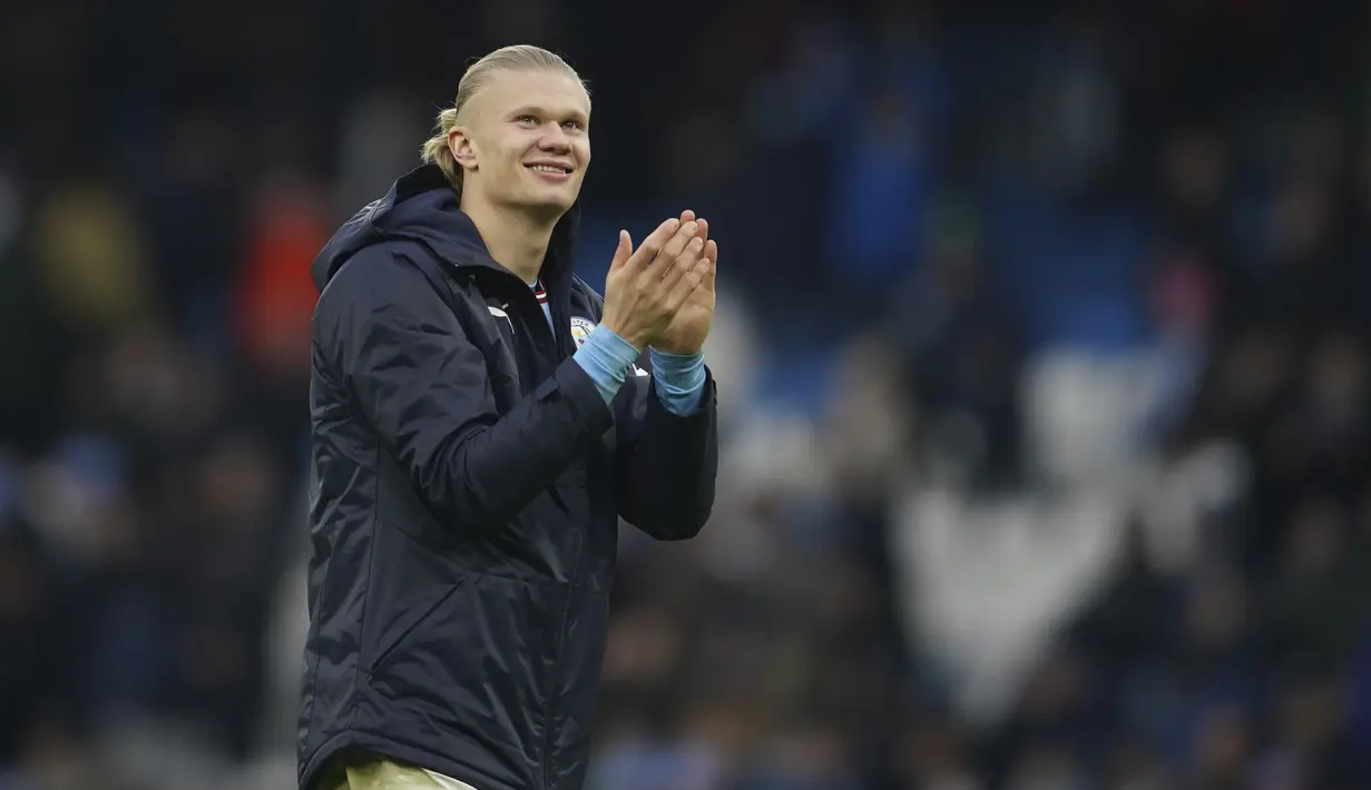 Penyerang Manchester City, Erling Haaland menyapa pendukung setelah pertandingan melawan Wolves pada lanjutan Liga Inggris di Stadion Etihad di Manchester, Inggris (22/1/2023). Haaland kini sudah mencetak 25 gol di Liga Inggris sejauh ini. (AP Photo/Dave Thompson)
