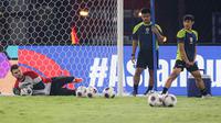 Kiper Timnas Indonesia, Maarten Paes (kiri) menangkap bola saat melakukan official training menjelang laga lanjutan putaran ketiga Kualifikasi Piala Dunia 2026 melawan Jepang di Stadion Utama Gelora Bung Karno (SUGBK), Senayan, Jakarta, Kamis (14/11/2024). (Bola.com/Bagaskara Lazuardi)