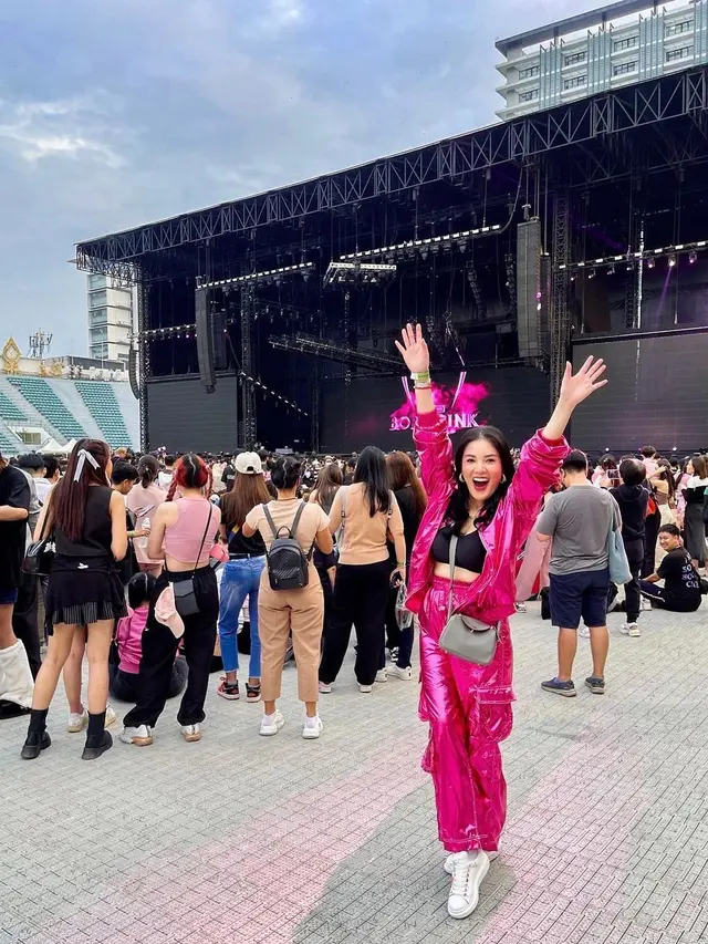 Konser Blackpink di Bangkok disaksikan artis Indonesia Nindy Ayunda (Foto: Instagram nindyayunda)