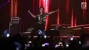 Penampilan vokalis pop rock asal Korea Selatan, CNBLUE Jung Yong Hwa saat konser bertajuk Between Us di Indonesia Convention Exhibition (ICE) BSD, Tangerang Selatan, Sabtu (15/7). (Liputan6.com/Herman Zakharia)