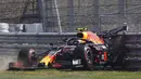 Pembalap Red Bull, Alex Albon, menabrak pembatas dalam sesi latihan kedua F1 Grand Prix Inggris di sirkuit Silverstone, Inggris, Sabtu (1/8/2020). Dalam sesi latihan bebas kedua, Albon menempati urutan kedua dengan catatan waktu satu menit 27,364 detik. (AFP/Bryn Lennon/pool)