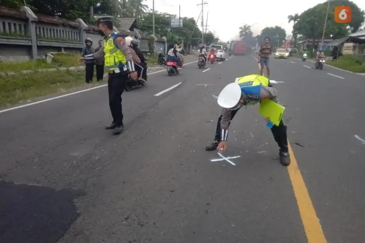Satlantas Polresta Banyuwangi Lakukan Olah TKP lakalantas di Jalan Raya Jember. (Hermawan Arifianto/Liputan6.com)