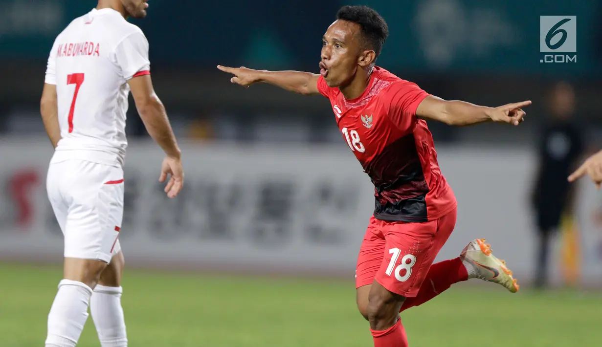 Pemain Indonesia, Irfan Jaya, melakukan selebrasi usai mencetak gol ke gawang Palestina pada laga Asian Games di Stadion Patriot, Bekasi, Rabu (15/8). Timnas Indonesia U-23 dipaksa menyerah 1-2 oleh Palestina. (Bola.com/Vitalis Yogi Trisna)