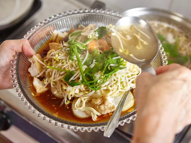 3 Tempat Makan Untuk Cicipi Lontong Mie Kuliner Surabaya Surabaya Liputan6 Com