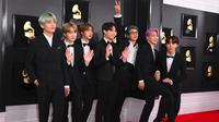 Personel BTS di karpet merah Grammy Awards 2019 di Los Angeles, Amerika Serikat, 10 Februari 2019. (VALERIE MACON / AFP)