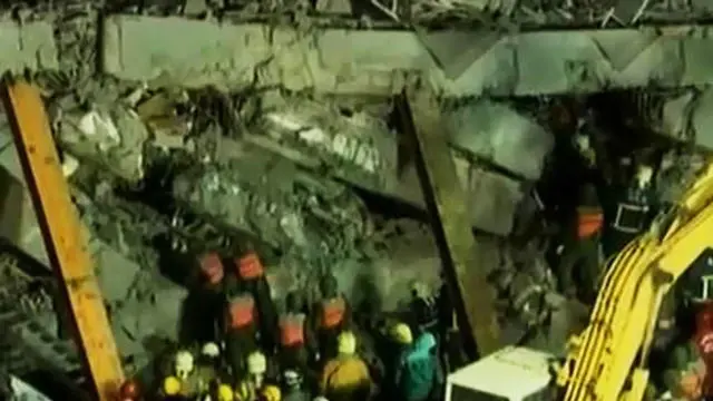 Tim penyelamat terus mencari korban di reruntuhan bangunan pasca-gempa di Taiwan, hingga Chelsea akan menghadapi MU di Stamford Bridge.