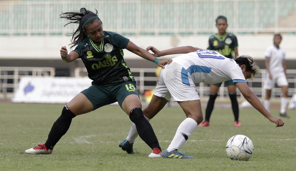 Gelandang Tira Persikabo Putri, Risda Yulianti, berebut bola dengan pemain PSIS Semarang pada lanjutan laga Liga 1 Purtri 2019 di Stadion Pakansari, Bogor, Kamis (7/11). Tira Persikabo Putri menang 2-0 atas PSIS Semarang. (Bola.com/Yoppy Renato)