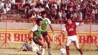 Rudy Ketljes (tengah), saat membela NIAC Mitra saat menjajal klub elite Inggris, Arsenal, di Stadion Gelora 10 November, Surabaya. (Istimewa)