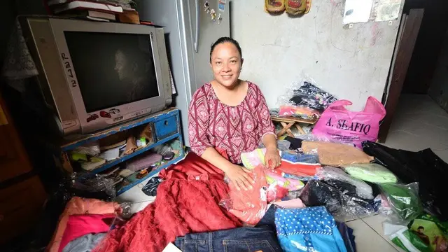 Bu Rotua yang berjualan baju dengan cara berkeliling dari gang ke gang setiap pagi dan sore hari di daerah Kalibaru.