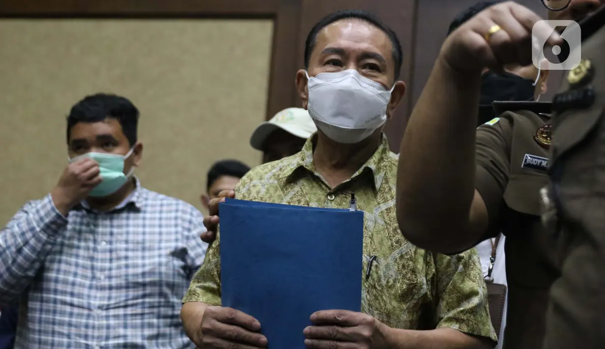 Tersangka perkara dugaan suap penghapusan nama terpidana perkara pengalihan hak tagih atau cessie Bank Bali dari daftar red notice Polri, Djoko Soegiarto Tjandra (tengah) bersiap menjalani sidang pembacaan dakwaan di Pengadilan Tipikor Jakarta, Senin (2/11/2020). (Liputan6.com/Helmi Fithriansyah)