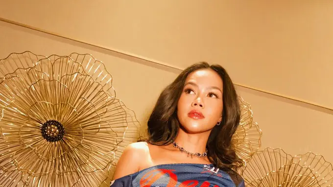 Gaya Sporty–Edgy Yura Yunita Saat Manggung, Padukan Jersey dengan Barel Pants