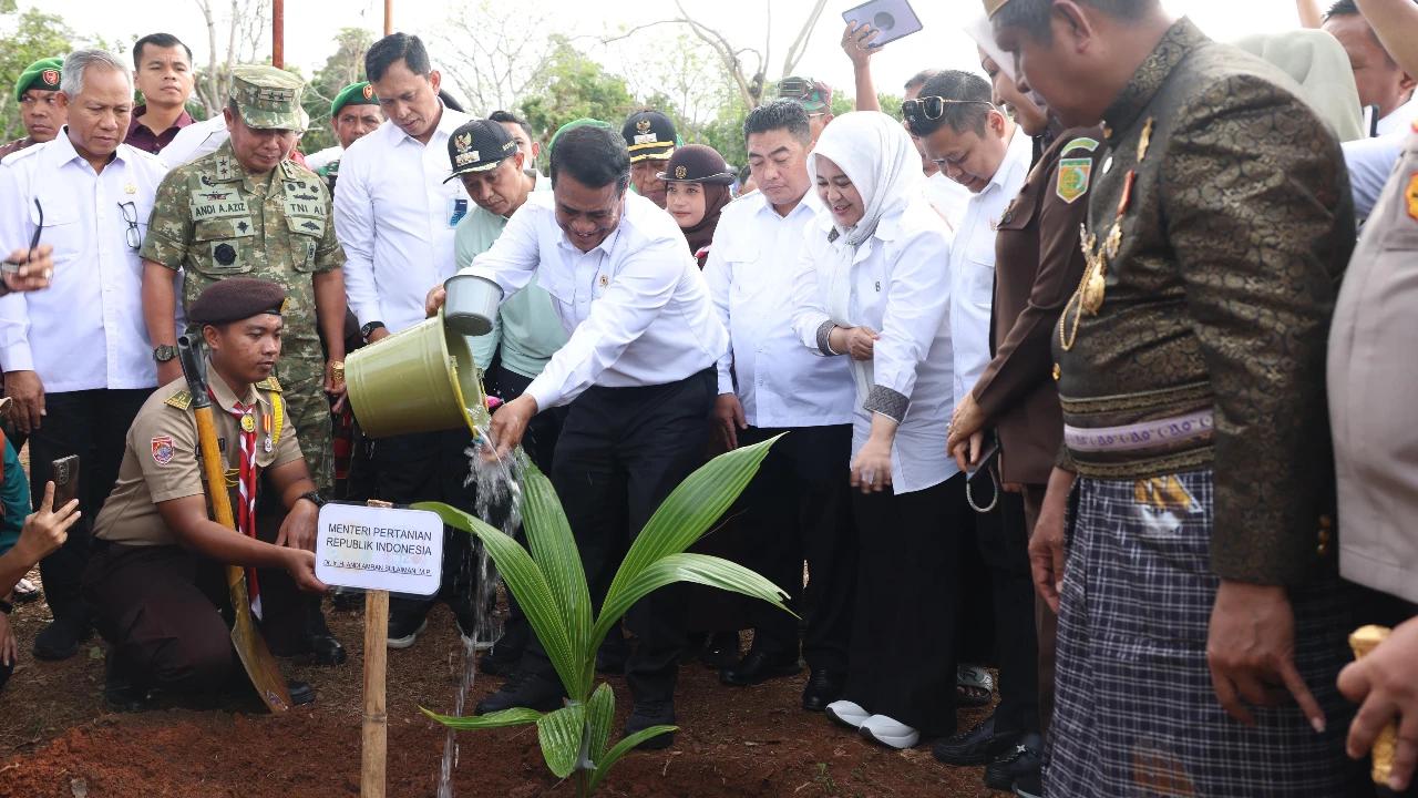 Percepat Hilirisasi Kelapa Nasional, Mentan Amran Launching Gerakan Menanam Lima Juta Kelapa di Selayar