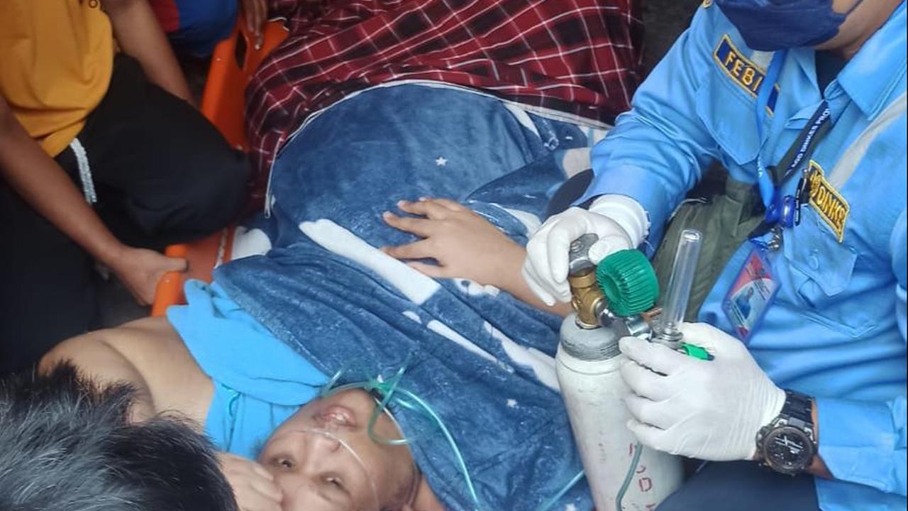 Pria Berbobot 200 Kg Jatuh di Kamar Mandi Tak Bisa Bangun, Dievakuasi Damkar dan Diangkut Pikap