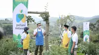 Gubernur Jabar Ridwan Kamil saat meresmikan Kick-Off Program Petani Milenial. Peresmian itu ditandai dengan penyematan apron kepada perwakilan petani milenial di Desa Suntenjaya, Kabupaten Bandung Barat, Jumat (26/3/2021). (Foto: Pipin/Humas Jabar).