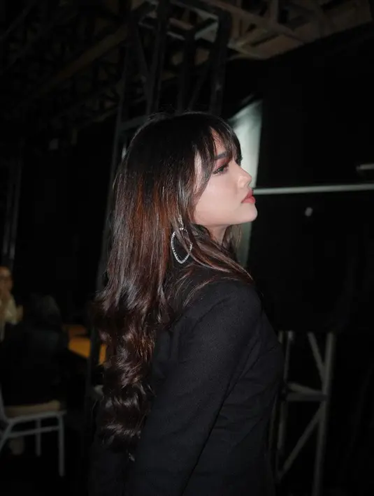 Fuji tak pernah gagal tampil memesona dalam berbagai gaya khasnya yang simpel dan cantik. [Foto: Instagram/fuji_an]