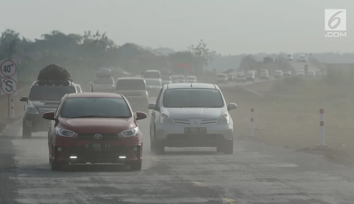 Sejumlah kendaraan pemudik melintas di tol fungsional Brebes Timur-Batang, Jawa Tengah, Kamis (22/6). Diperkirakan akan mencapai puncaknya pada H-2 malam lebaran. (Liputan6.com/Gempur M Surya)