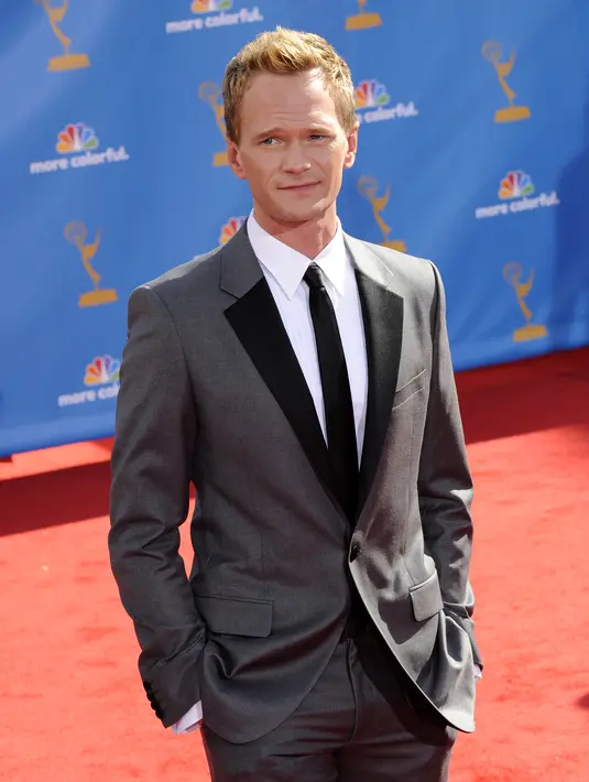 Aktor sekaligus presenter ini memberitakan kabar pernikahannya dengan David melalui akun twitternya @ActuallyNPH. (Bintang/EPA)