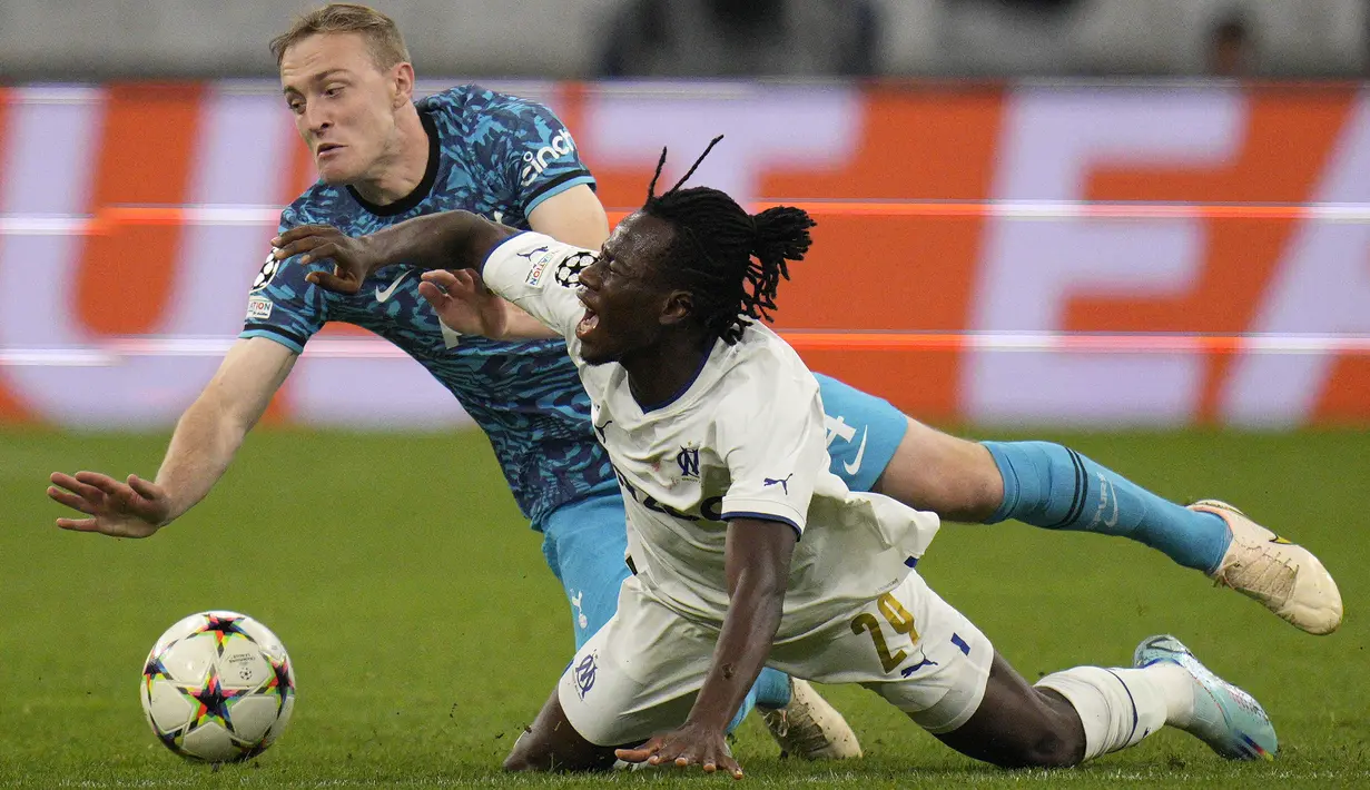 <p>Pemain Tottenham Hotspur, Oliver Skipp berebut bola dengan pemain Marseille, Issa Kabore selama pertandingan Grup D Liga Champions di Stade Velodrome di Marseille, Prancis, Rabu (2/11/2022). Tottenham menang atas Marseille dengan skor 2-1. (AP Photo/Daniel Cole)</p>