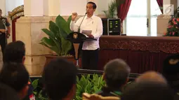 Presiden Joko Widodo (Jokowi) memberikan sambutan saat menerima perwakilan sopir truk se-Indonesia di Istana Negara, Jakarta, Selasa (8/5). Para sopir mengeluhkan maraknya kasus pungli dari kawasan Sumatera hingga Jakarta. (Liputan6.com/Angga Yuniar)