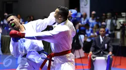 Karateka Jawa Timur, Umar Syarief (kanan) saat berlaga melawan Caesar George (Jakarta) di kelas Kumite Individu Putra +84 kg senior PON XIX di Sabuga, Bandung, Minggu (18/9). Umar menang telak 9-1 atas Caesar. (Liputan6.com/Helmi Fithriansyah)