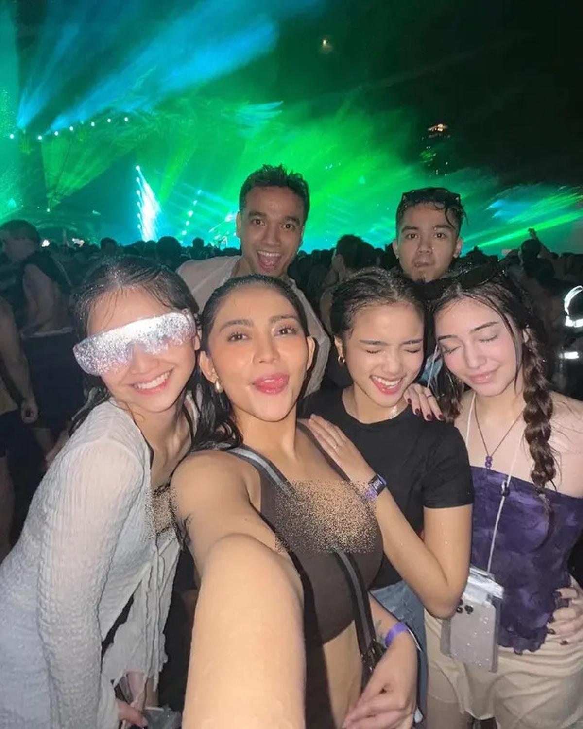 6 Potret Seru Fuji dan Rachel Vennya saat Festival Songkran 2025 di Thailand, Basah Kuyup
