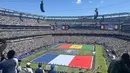 Ribuan suporter memenuhi tribun MetLife Stadium di East Rutherford, New Jersey, Amerika Serikat, menjelang laga fase grup Piala Dunia 2026 antara Timnas Prancis dan Senegal. Upacara pembukaan diawali dengan pembentangan bendera raksasa kedua negara di tengah lapangan. MetLife Stadium yang menjadi lokasi pertandingan ini juga dipercaya sebagai venue partai final Piala Dunia 2026. (KLY Sports/Hery Kurniawan)