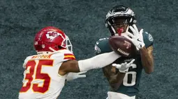 Pemain Philadelphia Eagles, DeVonta Smith berusaha menangkap umpan touchdown dibayangi pemain Kansas City, Jaylen Watson dalam laga final yang berlangsung di Caesars Superdome, New Orleans, Louisiana, Senin (10/02/2025). (AP Photo/Charlie Riedel)