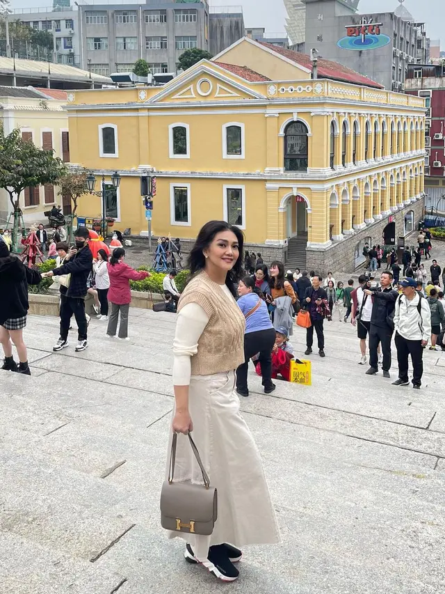 6 Potret Bella Saphira Sambut Awal 2024 di Hong Kong, Awet Muda di Usia 50 Tahun