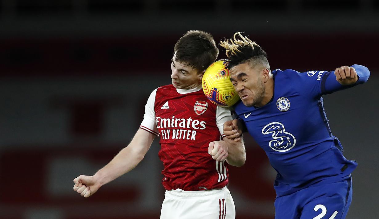 Bek Arsenal, Kieran Tierney (kiri), berduel udara dengan bek Chelsea, Reece James, dalam laga lanjutan Liga Inggris 2020/21 pekan ke-15 di Emirates Stadium, London, Sabtu (26/12/2020). Arsenal menang 3-1 atas Chelsea. (AFP/Andrew Boyers/Pool)