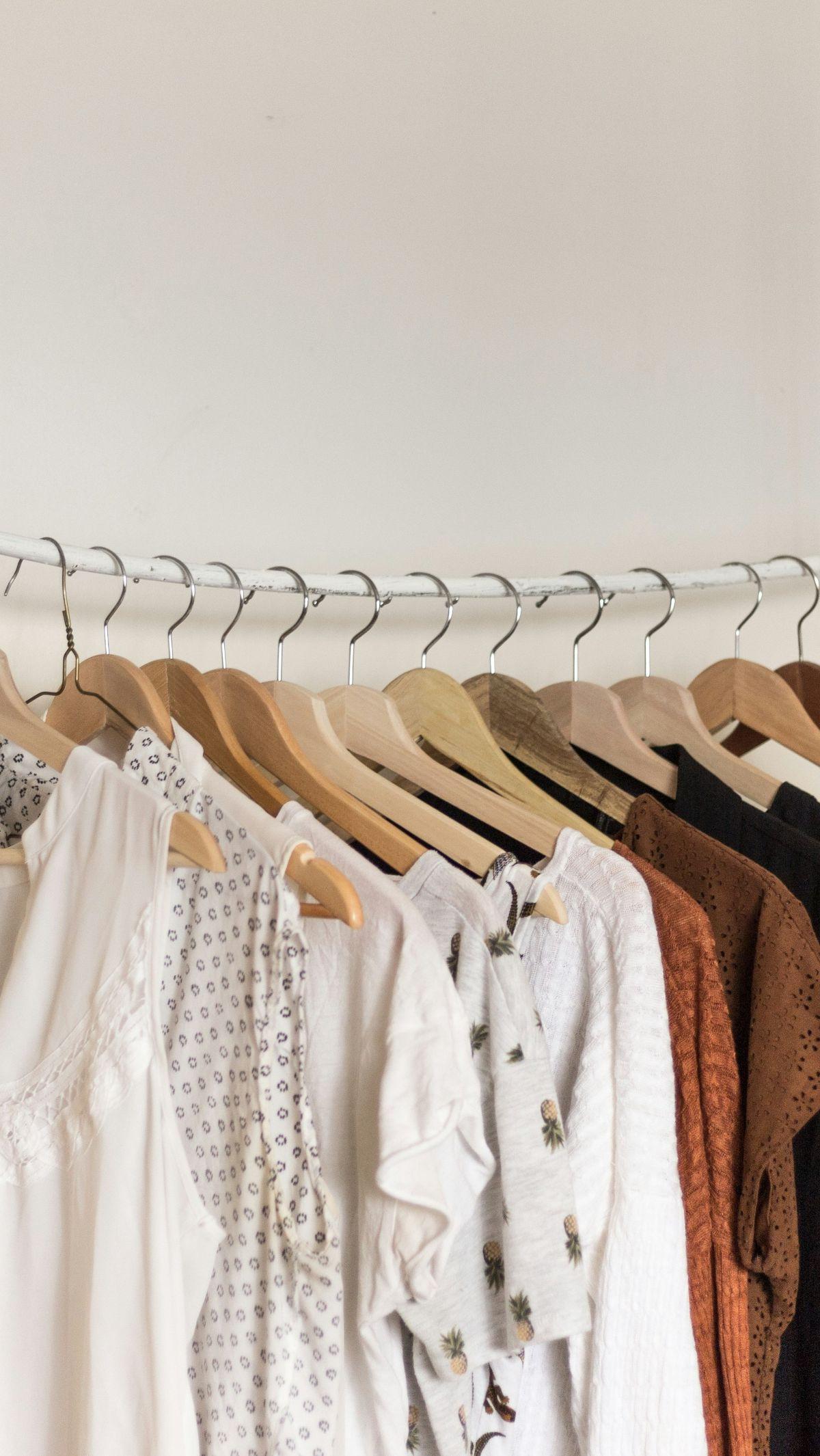 Capsule wardrobe adalah konsep mode yang mendasarkan pada ide bahwa Anda dapat memiliki koleksi pakaian yang terdiri dari beberapa item yang dapat dipadu-padankan dengan mudah untuk menciptakan berbagai macam gaya dan outfit. Tujuan utama dari capsule war