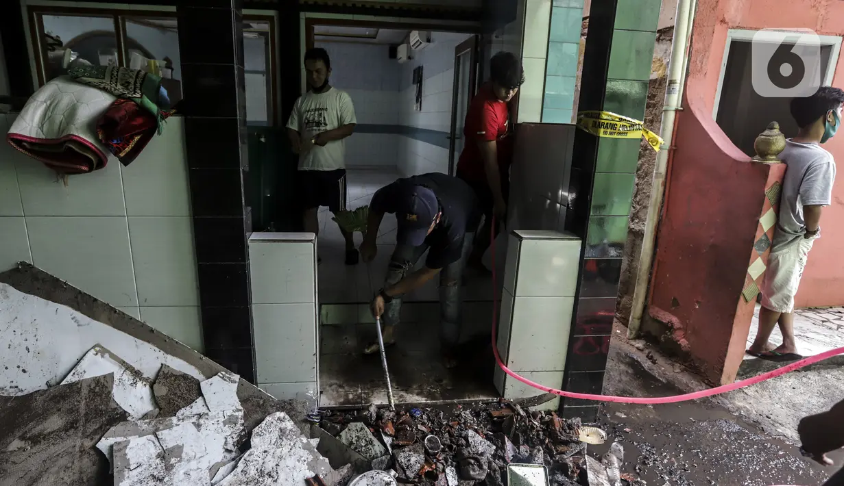 Warga membersihkan sisa kebakaran di permukiman padat Kelurahan Bali Mester, Jatinegara, Jakarta, Selasa (8/9/2020). Kebakaran di permukiman padat itu melalap 11 rumah tinggal warga serta satu unit bengkel dan mengakibatkan 60 orang mengungsi. (Liputan6.com/Johan Tallo)
