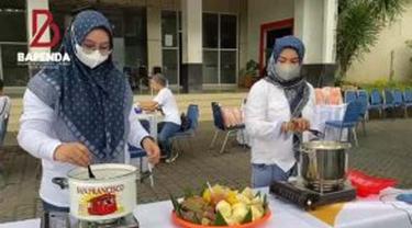 Bapenda Ikut Bagikan Makanan Rebus di Jalan saat Ramaikan Makassar Festival Rebus