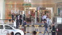 Sejumlah pengunjung tetap berbelanja dan beraktivitas seperti biasa di Mal Grand Indonesia, Jakarta, Jumat (15/1/2016). Pasca serangan teroris yang terjadi di Kawasan Thamrin tidak berdampak besar pada pusat perbelanjaan. (Liputan6.com/Angga Yuniar)