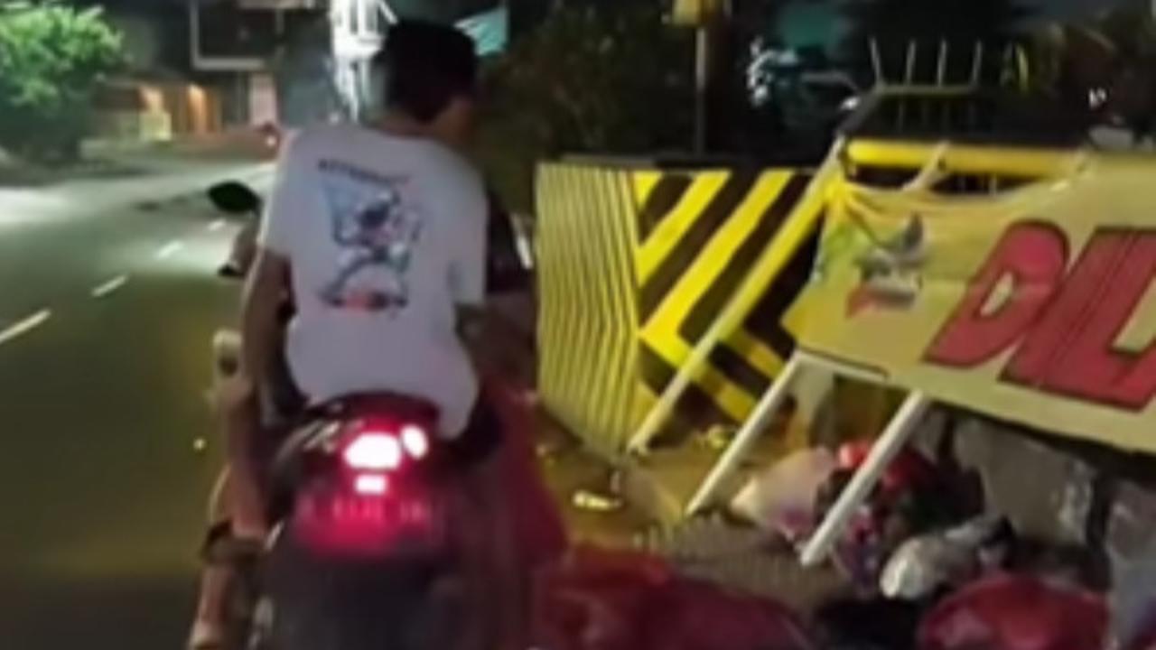 Pria Ini Bikin Orang-Orang Kapok Buang Sampah Sembarangan di Pinggir Jalan, Direkam Biar Viral Karena Bikin Banjir