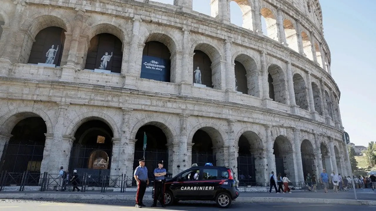 Wisatawan berkumpul di luar Colosseum yang ditutup untuk umum pada Rabu (23/9/2026) untuk mengenang seorang pekerja yang tewas setelah terjatuh saat memasang kabel di dalam amfiteater kuno itu pada Selasa (22/9) malam.