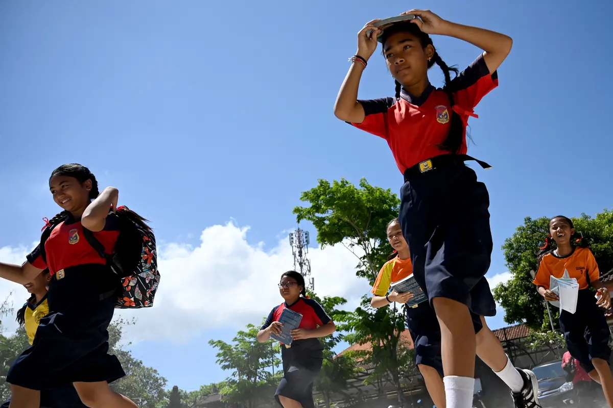 Sejumlah wilayah Indonesia pada akhir pekan hari ini, Minggu (6/8/2023) kembali didatangi lindu. Hingga pukul 19.50 WIB, setidaknya ada empat kali gempa hari ini terjadi.
