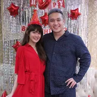 17 Agustus 2017, Gilang pun tak hanya memperingati HUT RI ke-72, namun juga hari lahirnya yang ke-28 tahun. Perbedaannya, di tahun ini Gilang sudah memiliki seorang istri yang cantiiik bernama Adiezty Fersa. (Instagram/adieztyfersa)