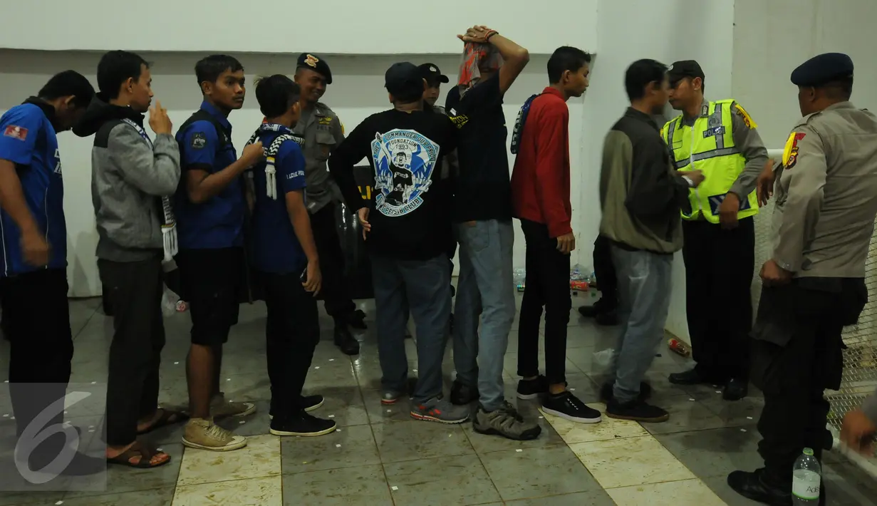 Sejumlah suporter antri masuk Stadion Pakansari, Kab Bogor, Sabtu (11/3). Jelang laga perebutan tempat ketiga Piala Presiden 2017 antara Semen Padang vs Persib, keamanan Stadion Pakansari diperketat. (Liputan6.com/Helmi Fithriansyah)