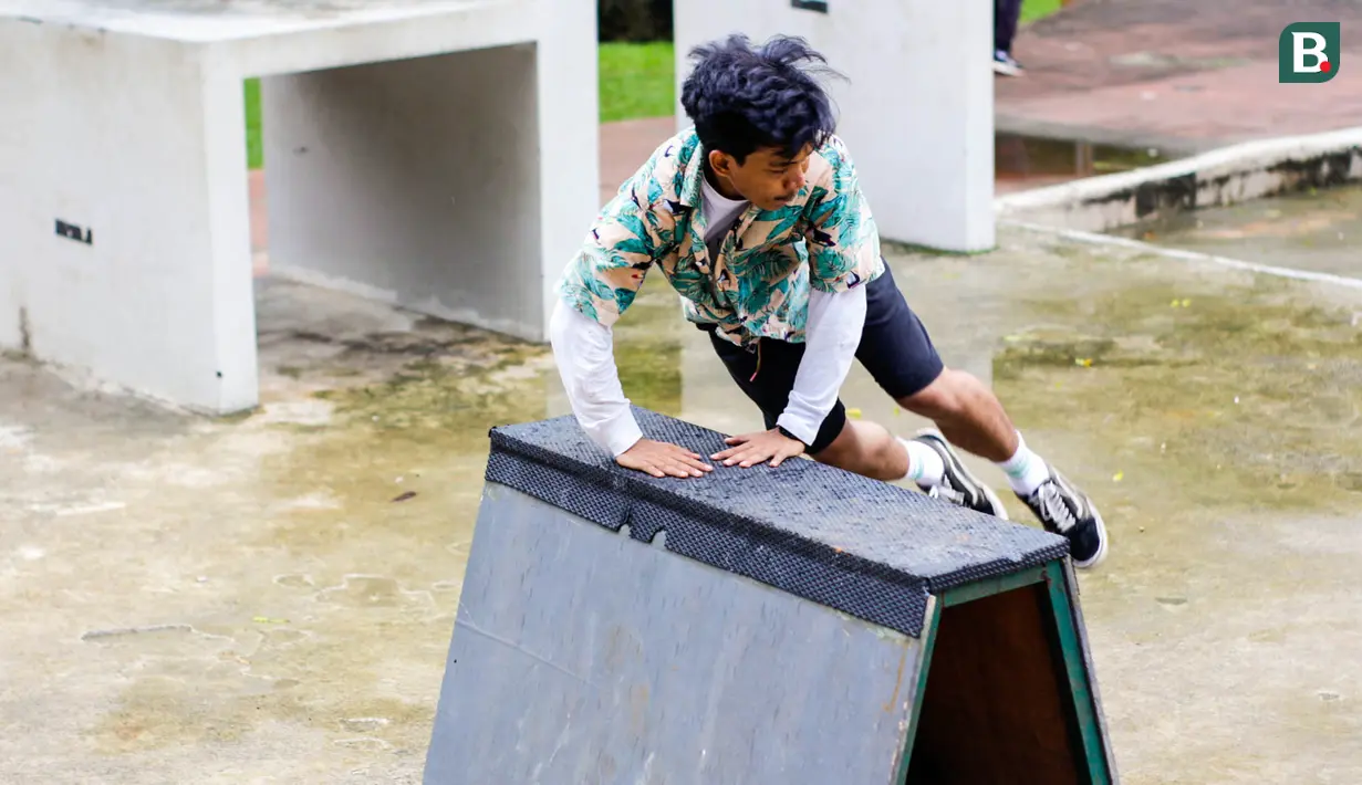 Pegiat olahraga ekstrim parkour asal Indonesia, Ramdani Murtadho saat menunjukkan kebolehannya di Skate Parkour Taman Puring, Jakarta. (Bola.com/Muhammad Aldiansyah)