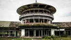 Kondisi Istana kepresidenan Kongo yang terbengkalai di Nsele, Kinshasa, Kongo, Senin (15/5). Istana ini pernah ditempati Mobutu yang berkuasa di Kongo selama lebih dari 31 tahun. (AFP PHOTO/JOHN WESSELS)