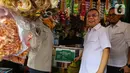 Imbas dari dari pelarangan penjualan oleh pedagang eceran menyebabkan antrean warga untuk mendapatkan gas elpiji 3 kilogram di pangkalan maupun sub-pangkalan. (Liputan6.com/Angga Yuniar)