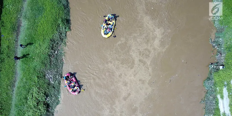 Peduli Lingkungan, Puluhan Perahu Karet BUMN Bersih-Bersih Sungai Ciliwung