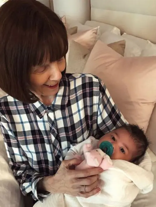 Duh, nenek buyut Stormi pun nggak ketinggalan berpose dengannya nih. (instagram/kyliejenner)